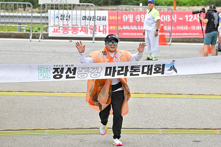 지난 6일 열린 ‘2025 정선 동강마라톤대회’의 마라토 코스를 직접 설계한 국민 마라토너 이봉주 선수가 결승선을 통과하고 있다.(사진=정선군 제공) *재판매 및 DB 금지