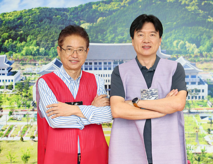 [안동=뉴시스] 지난 5일 이철우 경북지사(왼쪽)와 강원석 시인. (사진=경북도 제공) 2025.09.07. photo@newsis.com *재판매 및 DB 금지