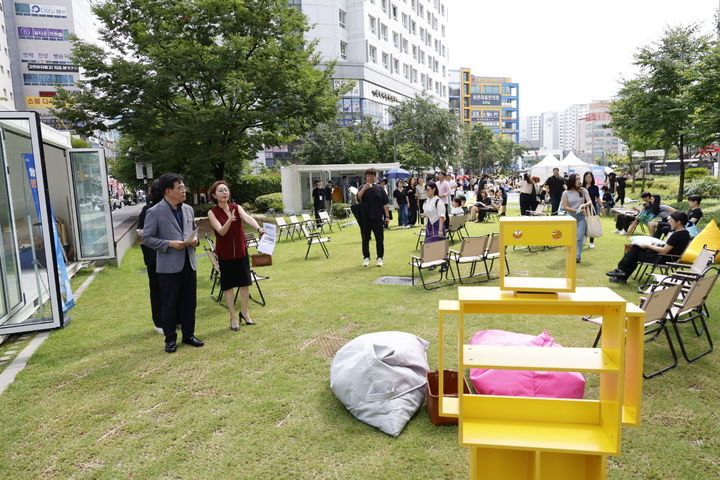 [서울=뉴시스] 진교훈 강서구청장(왼쪽 첫 번째)이 발산역 1번 출구 마곡 문화의 거리에 조성된 ‘하늘품은 야외도서관’에서 관계자와 함께 행사장 곳곳을 둘러보고 있다. 2025.09.07. (사진=강서구 제공) *재판매 및 DB 금지