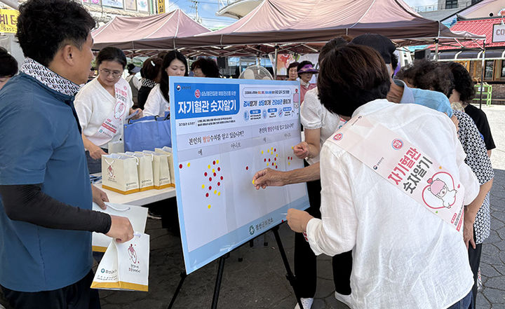 정선군은 심뇌혈관질환 예방관리주간을 맞아 임계장에서 주민들을 대상으로 혈압·혈당·콜레스테롤 측정과 건강 상담을 하고 있다.(사진=정선군 제공) *재판매 및 DB 금지