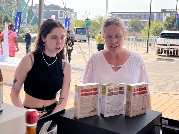 [서울=뉴시스] 농림축산식품부와 코트라는 남아프리카공화국에서 열린 G20 기념 '한-남아공 문화교류 특별기념행사'에서 K-푸드 홍보부스를 운영했다. 현지 관람객들이 전시된 K-푸드 제품을 살펴보는 모습.(사진제공=코트라). 2025.9.7. photo@newsis.com *재판매 및 DB 금지