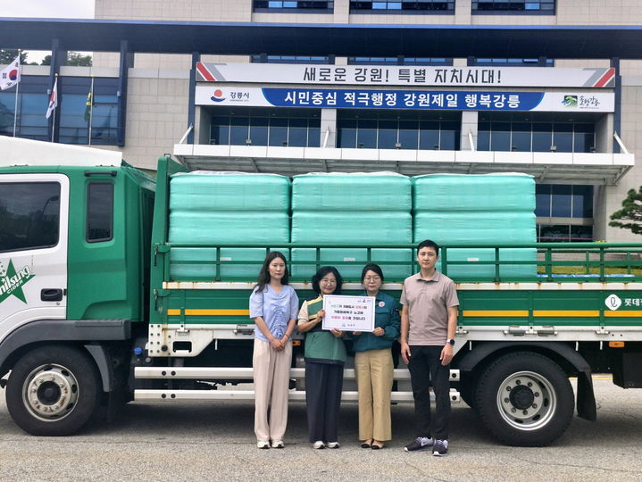 [서울=뉴시스] 강릉시에 전달된 생수 3200병. 2025.09.07. (사진=서초구 제공) *재판매 및 DB 금지