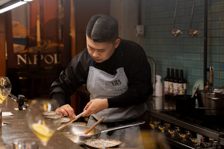 [세종=뉴시스]나폴리맛피아라는 별명으로 활약 중인 권성준 셰프가 '청년식탁' 파인다이닝 행사에서 메뉴를 선보이고 있다. (사진=농림축산식품부 제공)&nbsp; *재판매 및 DB 금지