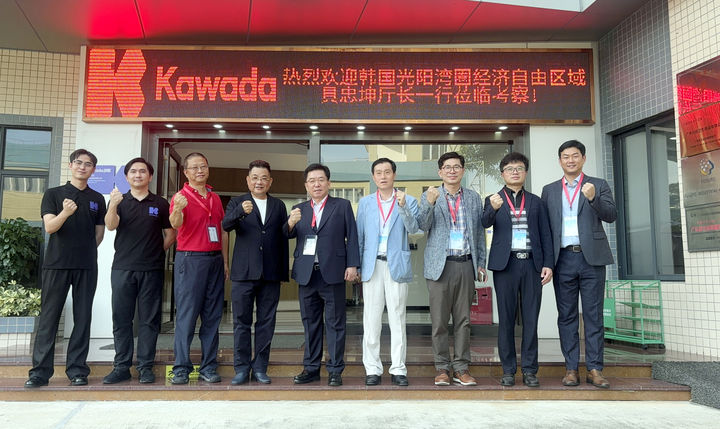 [광양=뉴시스] 광양경자청 중국투자유치단이 중국 광둥성 위생용품협회 회장 소속기업 카와다를 방문해 기념촬영하고 있다. (사진=광양경자청 제공) 2025.09.07. photo@newsis.com *재판매 및 DB 금지