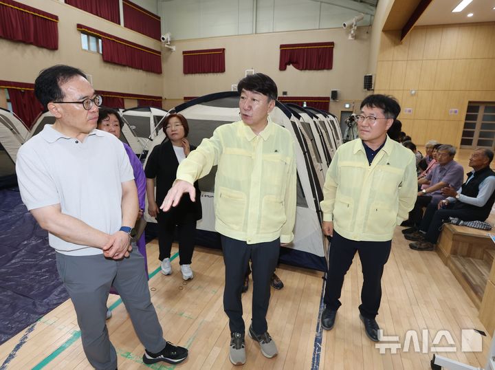 [전주=뉴시스]윤난슬 기자 = 우범기 전주시장은 7일 오전 덕진구 진기마을을 찾아 만경강 수위 상승 상황을 점검하고, 주민들이 대피한 용소중학교 현장을 직접 둘러봤다. (사진=전주시 제공) 2025.09.07. photo@newsis.com