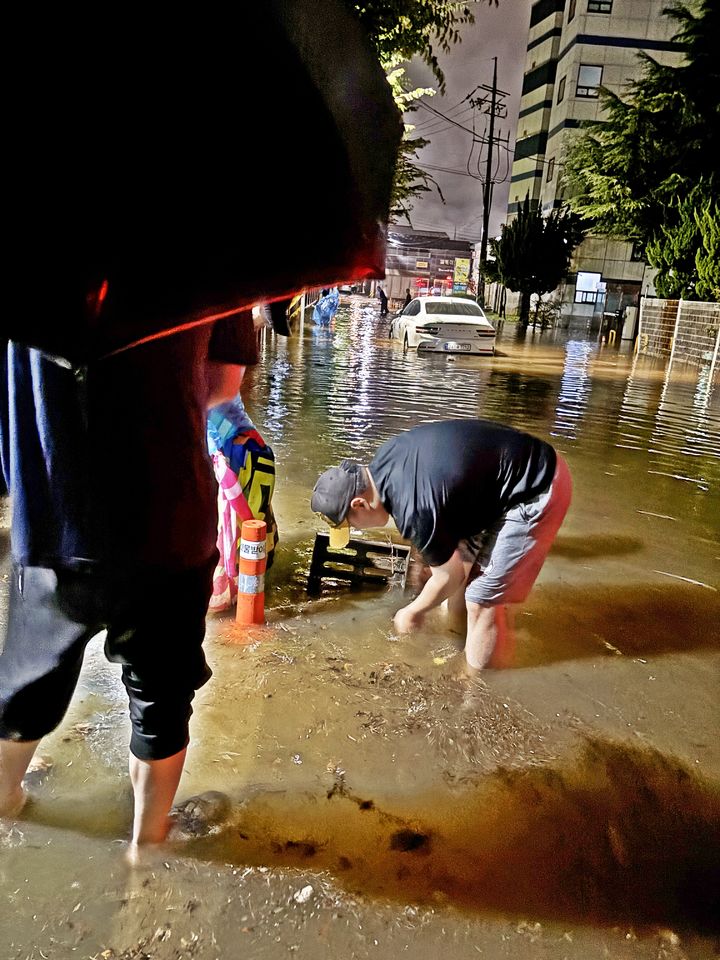 전북 군산시 공무원들이 7일 휴일을 반납한 채 수해 복구에 여념이 없다. (사진=군산시 제공) *재판매 및 DB 금지