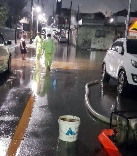 7일 새벽녘 익산시 공무원들이 수해 복구에 투입돼 피해 최소화에 힘을 보태고 있다.(사진=익산시 제공) *재판매 및 DB 금지