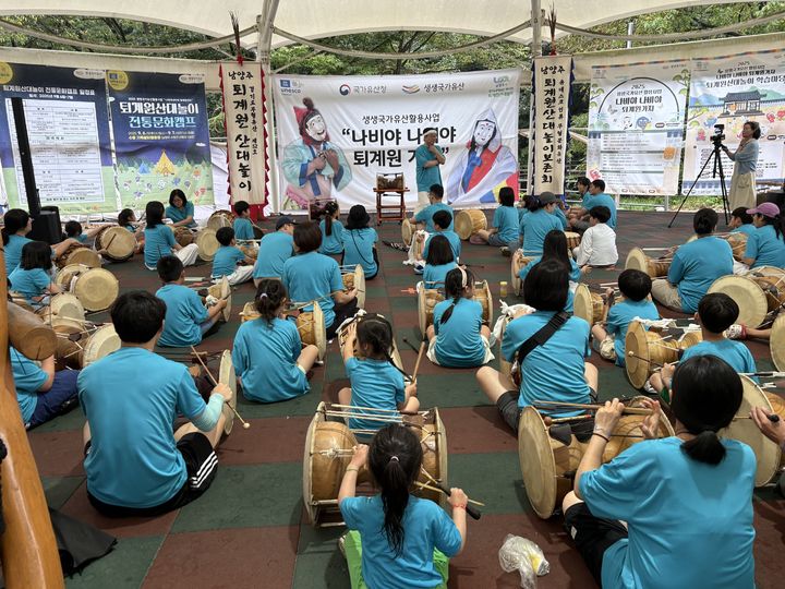 퇴계원산대놀이를 배우고 있는 캠핑 참가자들. (사진=남양주시 제공) photo@newsis.com *재판매 및 DB 금지