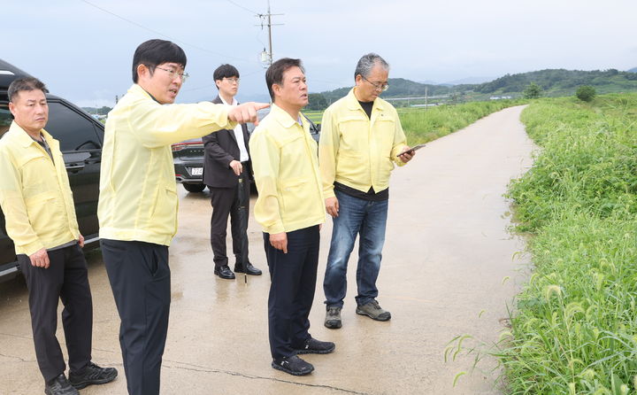 [정읍=뉴시스] 7일 오전 홍수피해가 우려되는 정읍천 현장을 찾은 이학수 시장(왼쪽 세번째)이 현장상황을 살피고 있다. *재판매 및 DB 금지
