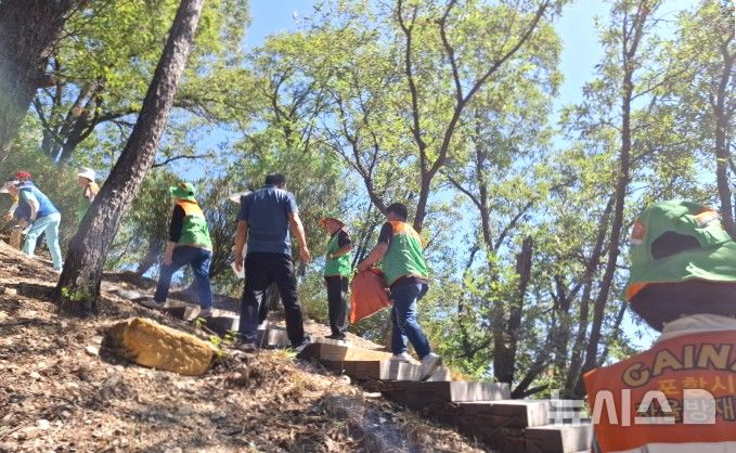 [포항=뉴시스] 송종욱 기자 = 포항시는 5일 자연 재난, 가을철 산악 안전사고 예방을 위해 현장 점검과 안전 문화 운동을 전개했다. 사진은 시와 용흥동 안전협의체·자율방범대 관계자가 등산로를 점검하는 모습. (사진=포항시 제공) 2025.09.07. photo@newsis.com 