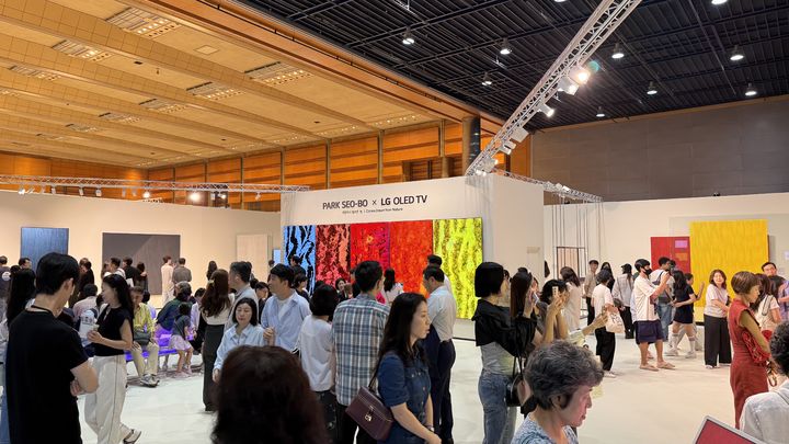 [사진=박현주 미술전문기자] LG전자가 마련한 프리즈 서울 특별전 ‘PARK SEO-BO X LG OLED TV: 자연에서 빌려온 色’은 행사 내내 인파로 넘쳤다. *재판매 및 DB 금지