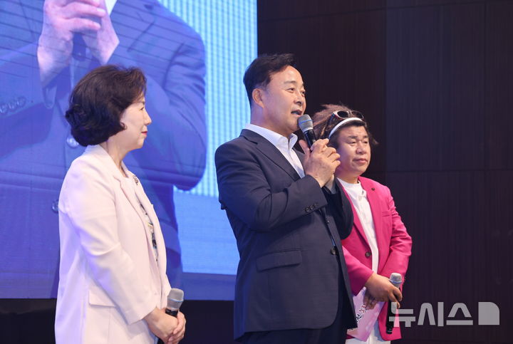[의왕=뉴시스] 김성제 시장이 노래자랑에 참석해 인사말을 하고 있다, (사진=의왕시 제공).2025.09.07.photo@newsis.com