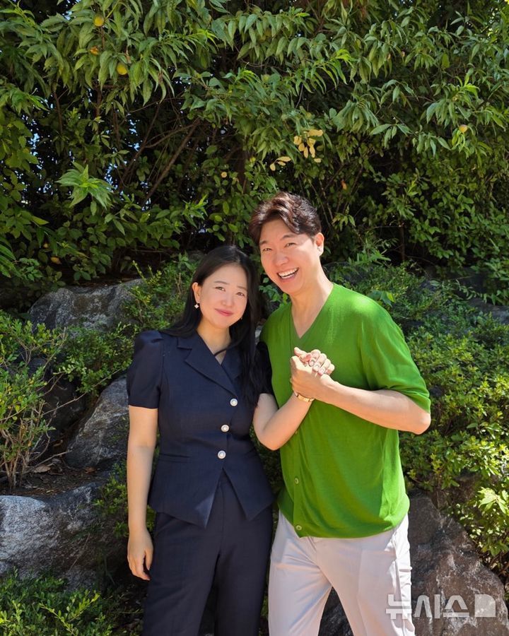 [서울=뉴시스] 전재경 기자=방송인 박수홍(오른쪽)과 아내 김다예가 지난 3일 서울 압구정에서 뉴시스와 단독 인터뷰를 가진 뒤 함께 포즈를 취하고 있다.  *재판매 및 DB 금지