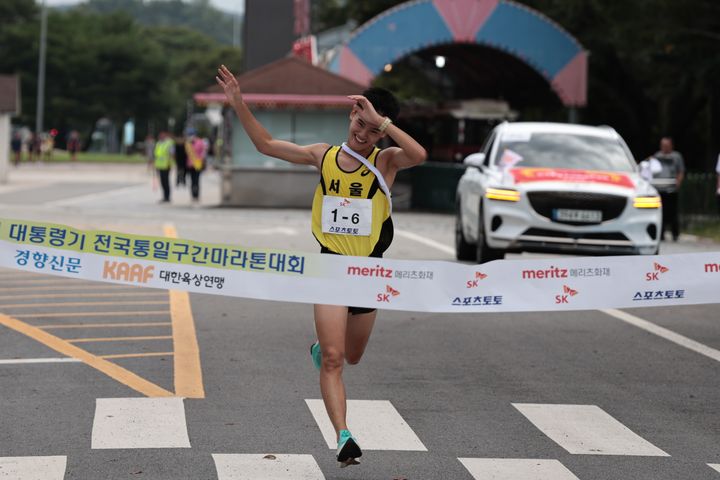 [서울=뉴시스] 시·도 대항전 우승 최종주자 결승선 피니시. (사진=대한육상연맹 제공) *재판매 및 DB 금지