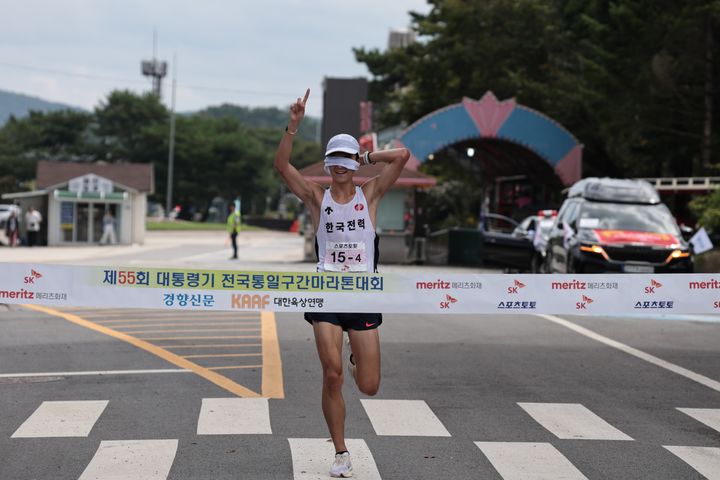 [서울=뉴시스] 소속팀 대항전 우승 최종주자 결승선 피니시. (사진=대한육상연맹 제공) *재판매 및 DB 금지