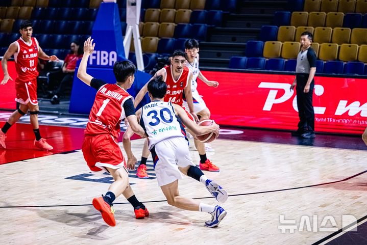 [서울=뉴시스] 한국 16세 이하(U-16) 남자 농구대표팀의 박태준. (사진=FIBA 홈페이지 캡처) *재판매 및 DB 금지