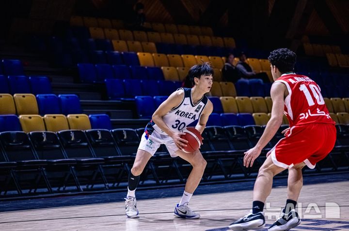 [서울=뉴시스] 한국 16세 이하(U-16) 남자 농구대표팀의 박태준. (사진=FIBA 홈페이지 캡처)  *재판매 및 DB 금지