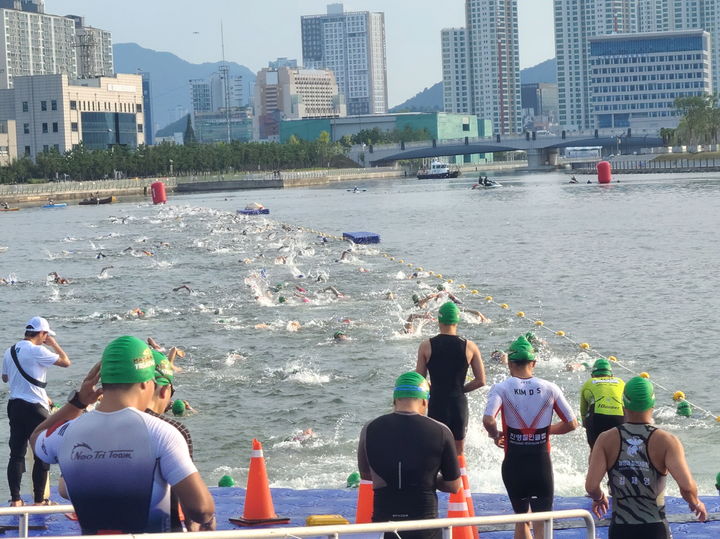 [창원=뉴시스] 강경국 기자 = 제5회 창원특례시 마산만 전국 트라이애슬론 대회가 7일 경남 창원시 3·15해양누리공원과 마산해양신도시 일원에서 개최되고 있다. (사진=창원시청 제공). 2025.09.07. photo@newsis.com *재판매 및 DB 금지