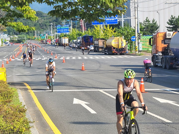 [창원=뉴시스] 강경국 기자 = 제5회 창원특례시 마산만 전국 트라이애슬론 대회가 7일 경남 창원시 3·15해양누리공원과 마산해양신도시 일원에서 개최되고 있다. (사진=창원시청 제공). 2025.09.07. photo@newsis.com *재판매 및 DB 금지