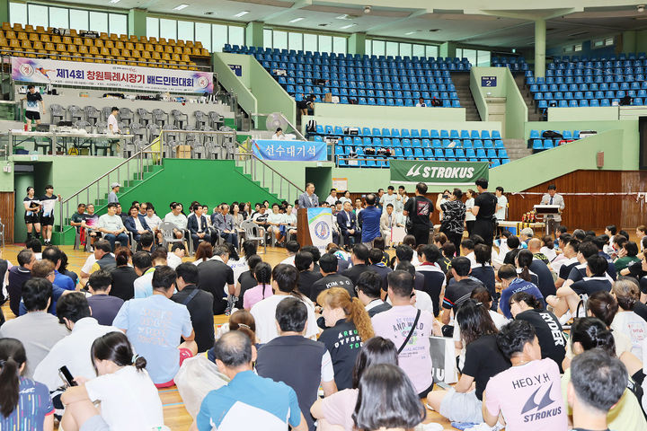 [창원=뉴시스] 강경국 기자 = 7일 경남 창원시 마산체육관에서 제14회 창원특례시장기 배드민턴대회가 개최되고있다. (사진=창원시청 제공). 2025.09.07. photo@newsis.com&nbsp; *재판매 및 DB 금지