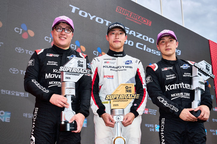 2025 오네 슈퍼레이스 챔피언십 6라운드 토요타 가주 레이싱 6000 클래스 결승에서 우승한 뒤 시상대에 오른 노동기(가운데). (사진=슈퍼레이스 제공). 2025.09.07. *재판매 및 DB 금지