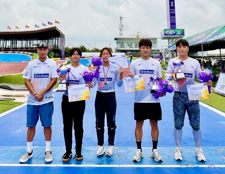2025 BMX 아세안컵 및 태국 BMX 챔피언십에서 금메달, 은메달, 동메달 각각 1개씩을 획득한 한국 BMX 대표팀. (사진=대한사이클연맹). 2025.09.07. *재판매 및 DB 금지