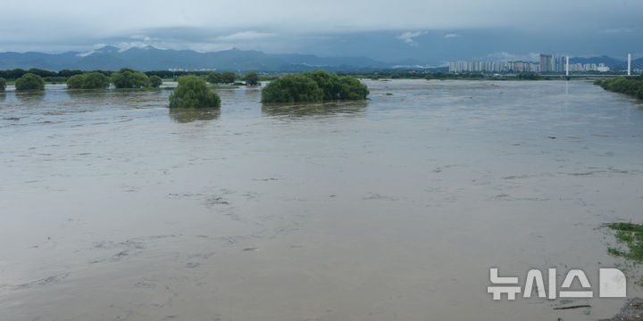[전주=뉴시스] 김얼 기자 = 전북 곳곳에 호우경보와 홍수주의보가 발효된 7일 전북 전주시 덕진구 전주천 하류가 강물로 가득 차 있다. 2025.09.07. pmkeul@newsis.com
