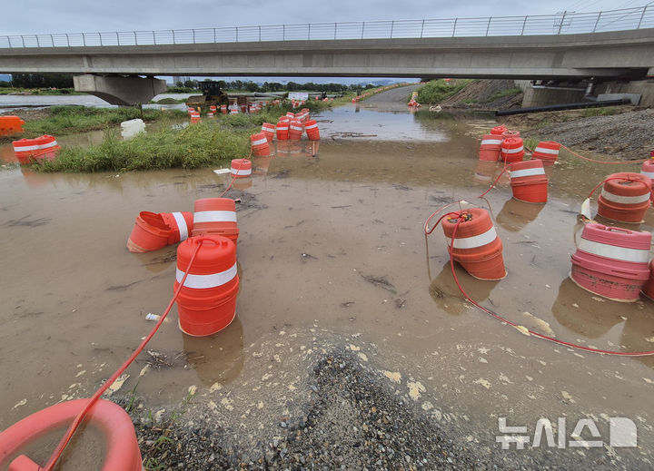 [전주=뉴시스] 김얼 기자 = 전북 곳곳에 호우경보가 발효된 7일 전북 전주시 덕진구 한내로가 빗물에 잠겨 있다. 2025.09.07. pmkeul@newsis.com