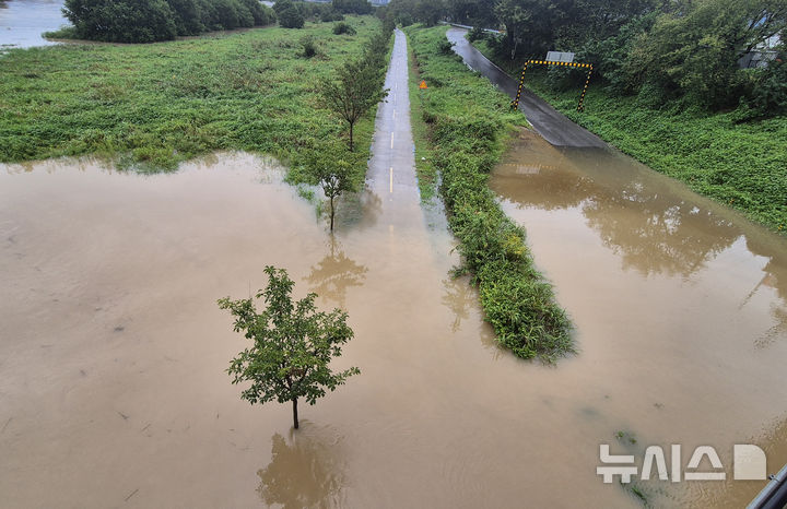 [완주=뉴시스] 김얼 기자 = 전북 완주군 삼례교 일원에 홍수주의보가 발효된 7일 삼례교 언더패스와 인도가 물에 잠겨 있다. 2025.09.07. pmkeul@newsis.com