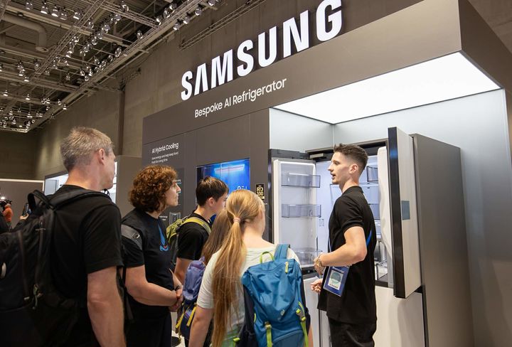 [서울=뉴시스] 5일부터 닷세간 독일 베를린에서 열리는 IFA 2025 '메세 베를린(Messe Berlin)' 내 단독 전시장인 '시티 큐브 베를린(City Cube Berlin)' 삼성전자 전시관에서 관람객들이 다양한 제품과 솔루션들을 체험하고 있다. 이번 전시에서 구현된 삼성 AI 홈은 사용자와 가족을 이해하고 알아서 맞춰주는 초개인화된 경험을 제공한다. 삼성 AI 홈은 일상의 편리함을 제공할 뿐만 아니라 가족의 건강과 안전까지 돌본다. 방문객들은 삼성 전시관에 펼쳐진 'AI 홈'을 통해 현실로 다가온 꿈꾸던 미래 일상을 지금 바로 경험할 수 있다. 사진은 삼성전자 비스포크 AI 하이브리드 냉장고. (사진=삼성전자 제공) 2025.09.07. photo@newsis.com *재판매 및 DB 금지