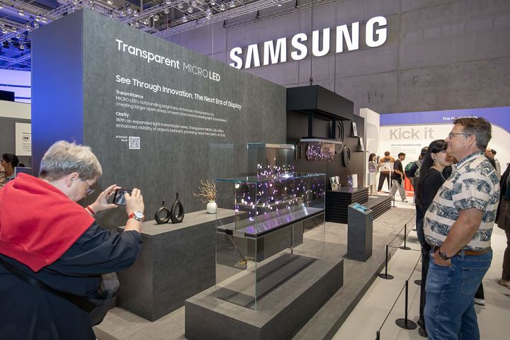 [서울=뉴시스] 독일 베를린에서 열린 IFA 2025 '메세 베를린(Messe Berlin)' 내 단독 전시장인 '시티 큐브 베를린(City Cube Berlin)' 삼성전자 전시관에 전시된 투명 마이크로 LED. (사진=삼성전자 제공) 2025.09.07. photo@newsis.com *재판매 및 DB 금지