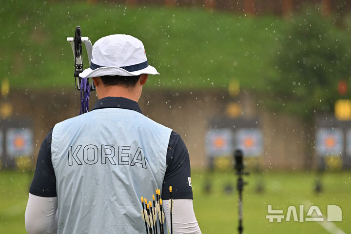 [광주=뉴시스] 이영주 기자 = 7일 오후 광주 남구 광주국제양궁장에서 열린 광주2025현대세계양궁선수권대회 컴파운드 남자 개인전 96강, 대한민국 국가대표 최용희가 자신의 순서를 기다리고 있다. 2025.09.07. leeyj2578@newsis.com