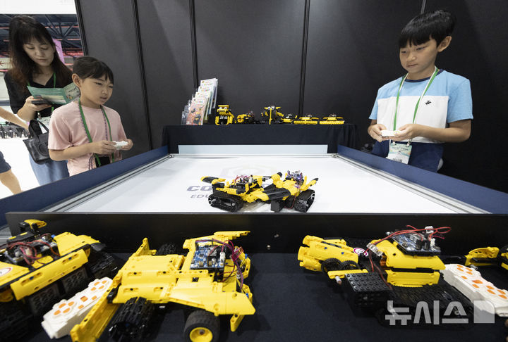 [서울=뉴시스] 김근수 기자 = 7일 서울 강남구 세텍에서 열린 강남구 로봇·AI 경진대회에서 참가자들이 로봇 경연을 펼치고 있다. 2025.09.07. ks@newsis.com