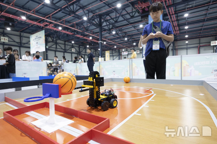 [서울=뉴시스] 김근수 기자 = 7일 서울 강남구 세텍에서 열린 강남구 로봇·AI 경진대회에서 참가자들이 로봇 농구 경연을 펼치고 있다. 2025.09.07. ks@newsis.com