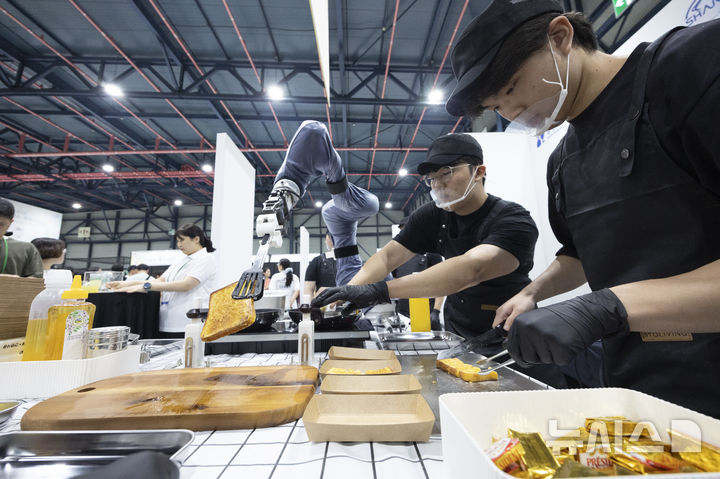 [서울=뉴시스] 김근수 기자 = 7일 서울 강남구 세텍에서 열린 강남구 로봇·AI 경진대회에서 참가자들이 로봇 요리경연을 펼치고 있다. 2025.09.07. ks@newsis.com