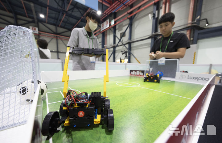 [서울=뉴시스] 김근수 기자 = 7일 서울 강남구 세텍에서 열린 강남구 로봇·AI 경진대회에서 참가자들이 로봇 축구 경연을 펼치고 있다. 2025.09.07. ks@newsis.com