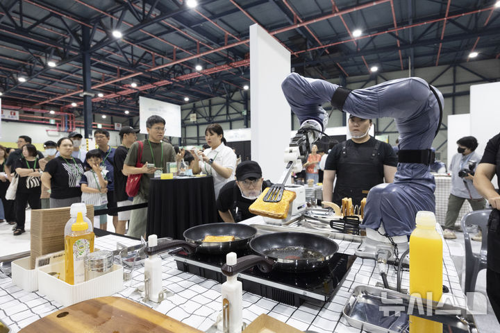 [서울=뉴시스] 김근수 기자 = 7일 서울 강남구 세텍에서 열린 강남구 로봇·AI 경진대회에서 참가자들이 로봇 요리경연을 펼치고 있다. 2025.09.07. ks@newsis.com