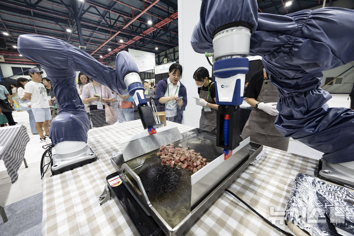 [서울=뉴시스] 김근수 기자 = 7일 서울 강남구 세텍에서 열린 강남구 로봇·AI 경진대회에서 참가자들이 로봇 요리경연을 펼치고 있다. 2025.09.07. ks@newsis.com