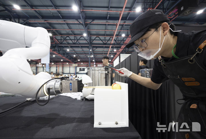 [서울=뉴시스] 김근수 기자 = 7일 서울 강남구 세텍에서 열린 강남구 로봇·AI 경진대회에서 참가자들이 로봇 요리경연을 펼치고 있다. 2025.09.07. ks@newsis.com