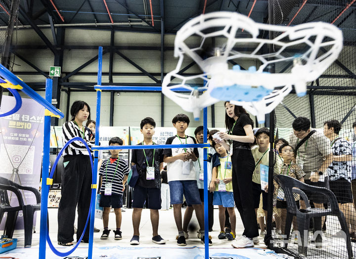 [서울=뉴시스] 김근수 기자 = 7일 서울 강남구 세텍에서 열린 강남구 로봇·AI 경진대회에서 어린이들이 드론 조종을 하고 있다. 2025.09.07. ks@newsis.com