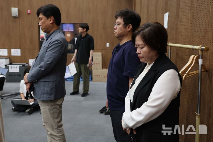 [서울=뉴시스] 조성봉 기자= 황현선 조국혁신당 사무총장이 7일 오전 서울 여의도 소통관에서 열린 긴급 기자회견에서 ‘당내 성 비위 사건’ 논란에 사과하며 사퇴 의사를 밝히고 있는 가운데 정춘생(오른쪽) 의원을 비롯한 당 관계자들이 침통한 표정을 짓고 있다. 2025.09.07. suncho21@newsis.com