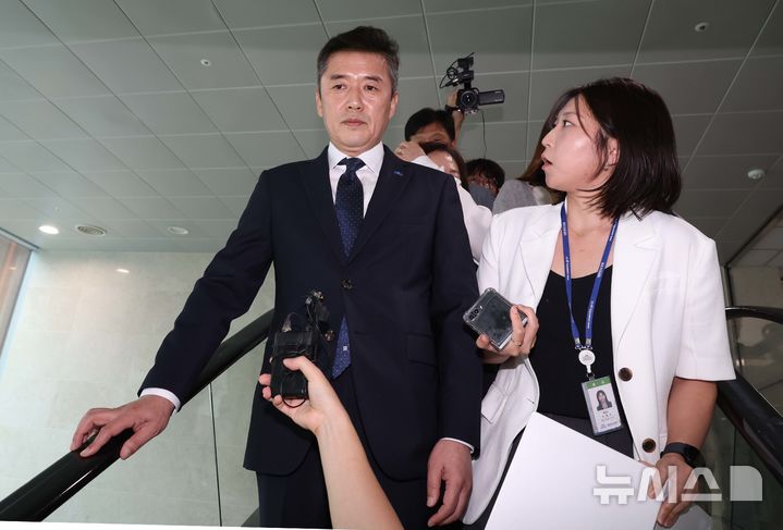 [서울=뉴시스] 조성봉 기자= 황현선 조국혁신당 사무총장이 7일 오전 서울 여의도 소통관에서 열린 ‘당내 성 비위 사건’ 논란 관련 사퇴 기자회견을 마치고 밖으로 나서며 취재진의 질문을 받고 있다. 2025.09.07. suncho21@newsis.com