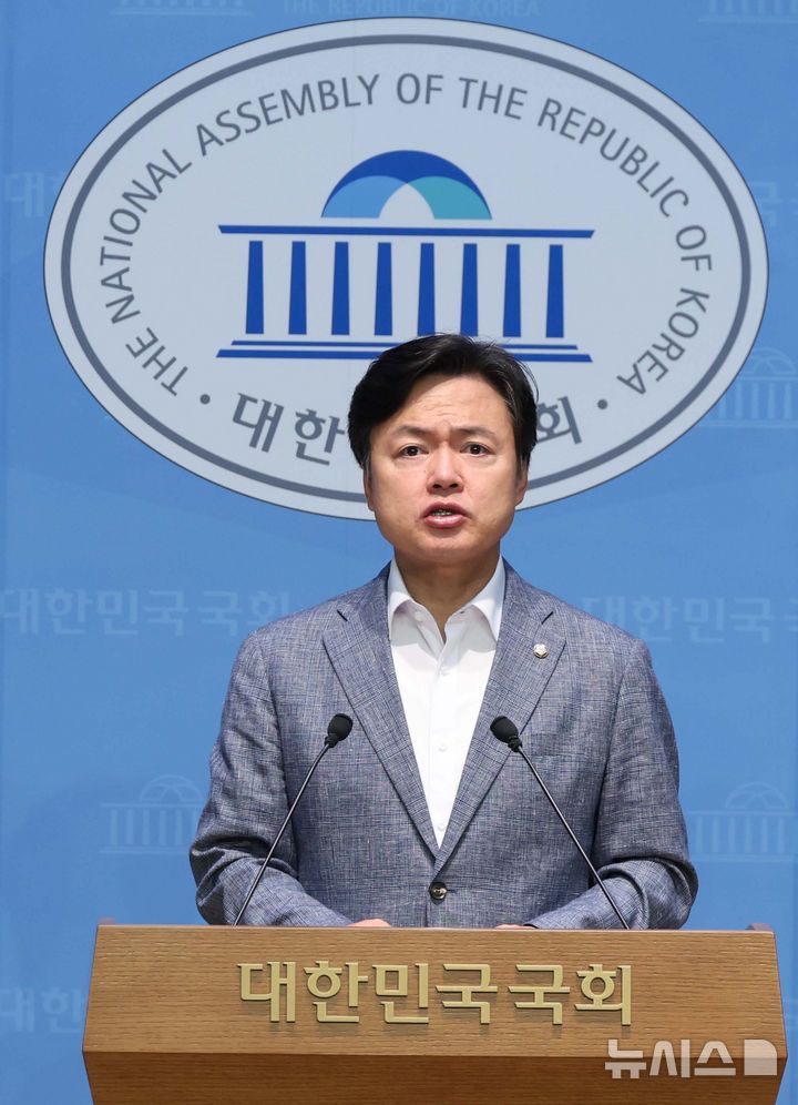 [서울=뉴시스] 조성봉 기자= 김현정 더불어민주당 원내대변인이 7일 오전 서울 여의도 국회 소통관에서 관봉권 띠지 분실 의혹 관련 브리핑을 하고 있다. 2025.09.07. suncho21@newsis.com