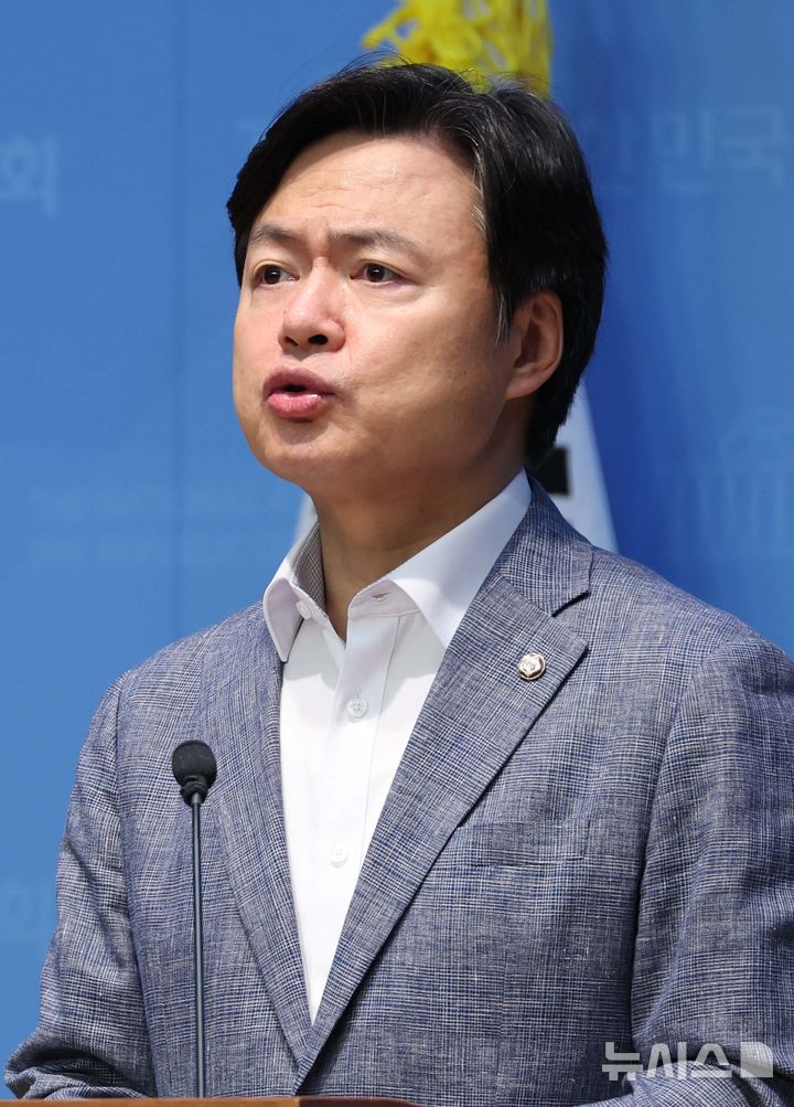 [서울=뉴시스] 조성봉 기자= 김현정 더불어민주당 원내대변인이 7일 오전 서울 여의도 국회 소통관에서 관봉권 띠지 분실 의혹 관련 브리핑을 하고 있다. 2025.09.07. suncho21@newsis.com