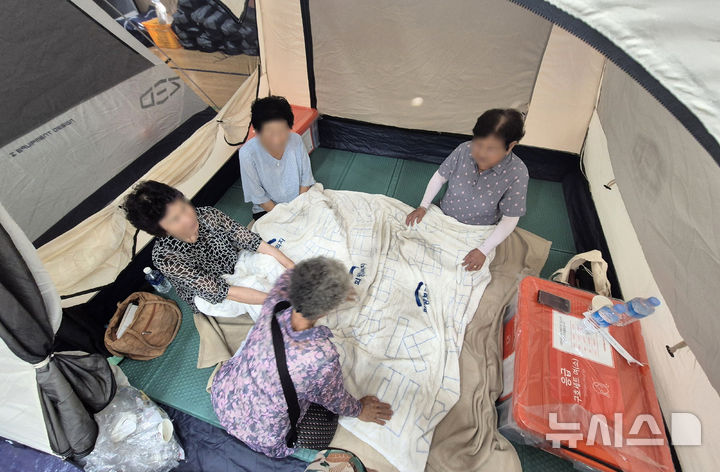 [전주=뉴시스] 김얼 기자 = 전북지역에 폭우가 쏟아지며 전주시 전미동 일원의 마을 주민들의 비상대피령이 내려진 7일 전북 전주시 용소중학교에 마련된 대피소에서 어르신들이 걱정스러운 표정으로 대화를 나누고 있다. 2025.09.07. pmkeul@newsis.com