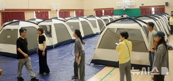 [전주=뉴시스] 김얼 기자 = 전북지역에 폭우가 쏟아지며 전주시 전미동 일원의 마을 주민들의 비상대피령이 내려진 7일 전북 전주시 용소중학교 대피소가 마련되어 있다. 2025.09.07. pmkeul@newsis.com