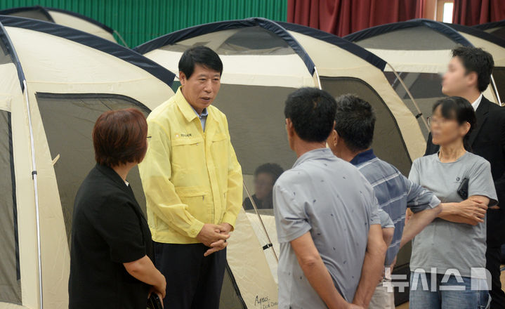 [전주=뉴시스] 김얼 기자 = 남관우 전주시의장이 7일 전북 전주시 용소중학교에 마련된 비상대피소를 찾아 이재민들과 대화를 나누고 있다. 2025.09.07. pmkeul@newsis.com