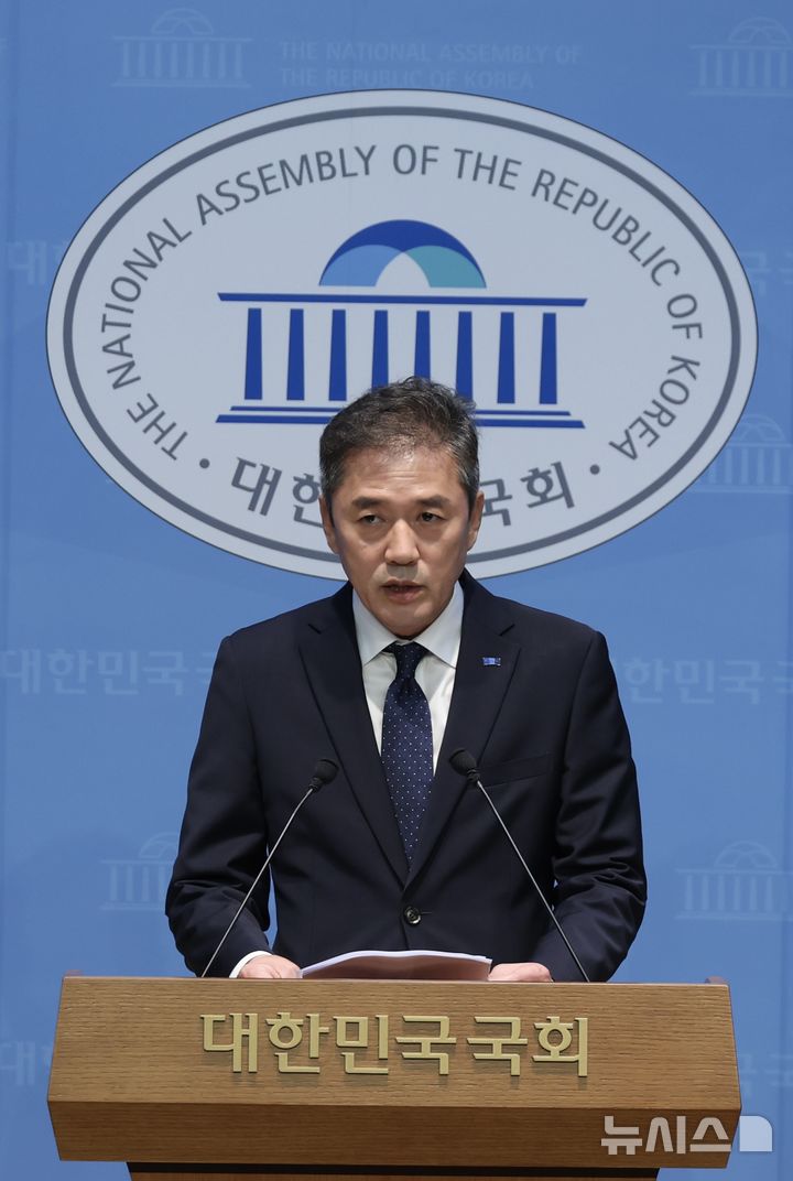 [서울=뉴시스] 조성봉 기자= 황현선 조국혁신당 사무총장이 7일 오전 서울 여의도 소통관에서 열린 긴급 기자회견에서 ‘당내 성 비위 사건’ 논란에 사과하며 사퇴 의사를 밝히고 있다. 2025.09.07. suncho21@newsis.com