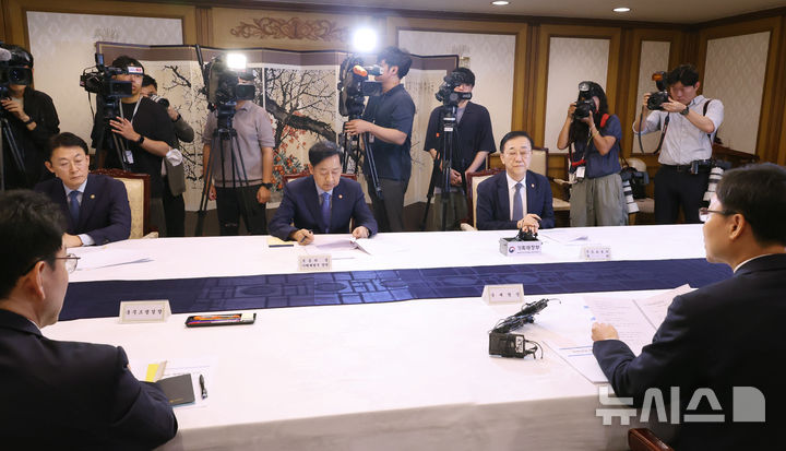 [서울=뉴시스] 김명원 기자 = 구윤철 경제부총리 겸 기획재정부 장관, 윤창렬 국무조정실장, 김윤덕 국토교통부 장관, 권대영 금융위 부위원장, 임광현 국세청장이 7일 오전 서울 종로구 정부서울청사에서 열린 부동산관계장관회의를 하고 있다. 2025.09.07. kmx1105@newsis.com