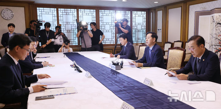 [서울=뉴시스] 김명원 기자 = 구윤철 경제부총리 겸 기획재정부 장관, 윤창렬 국무조정실장, 김윤덕 국토교통부 장관, 권대영 금융위 부위원장, 임광현 국세청장이 7일 오전 서울 종로구 정부서울청사에서 열린 부동산관계장관회의를 하고 있다. 2025.09.07. kmx1105@newsis.com